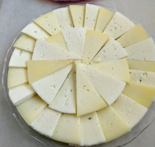 QUESO SEMICURADO MANCHEGO D.O. PARA 4 PERSONAS QUESO SEMICURADO MANCHEGO D.O. PARA 4 PERSONAS