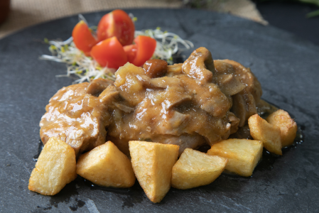 SOLOMILLO DE CERDO EN SALSA AL AJILLO SOLOMILLO DE CERDO EN SALSA AL AJILLO