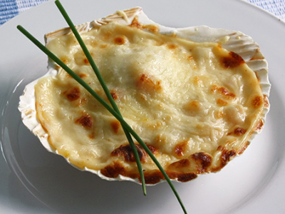 VIEIRA RELLENA DE DELICIAS DEL MAR AL GRATÉN VIEIRA RELLENA DE DELICIAS DEL MAR AL GRATÉN