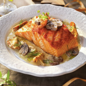 SALMON CON VELOUTE DE MEJILLONES, GAMBAS Y CHAMPIÑONES SALMON CON VELOUTE DE MEJILLONES, GAMBAS Y CHAMPIÑONES